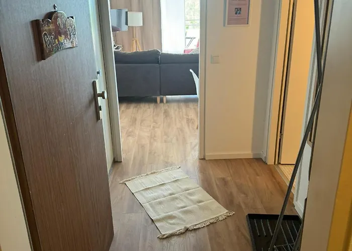 1 Mit Balkon Und Kueche *